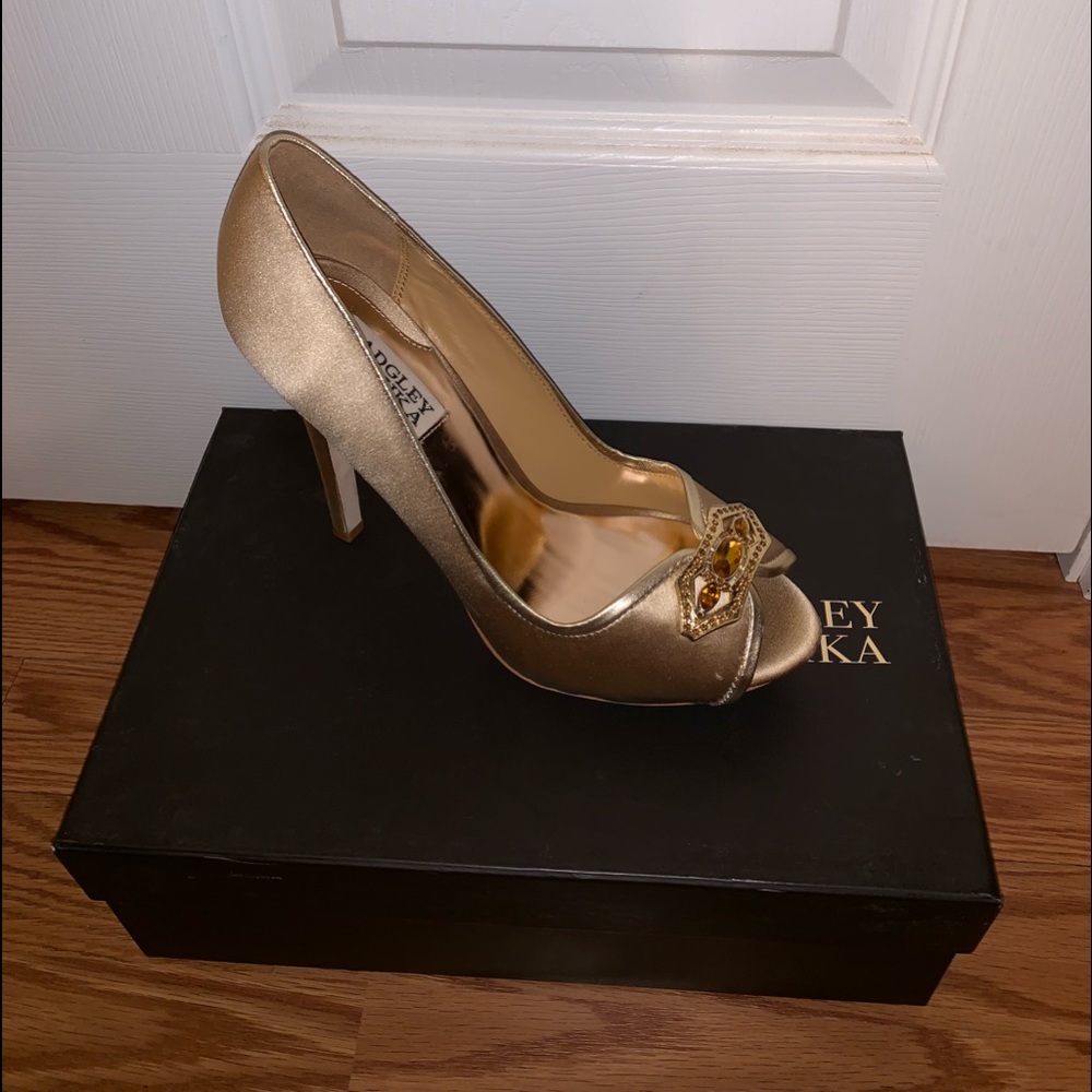 BRAND NEW Badgley Mischka Satin Gold Pumps size7.5
